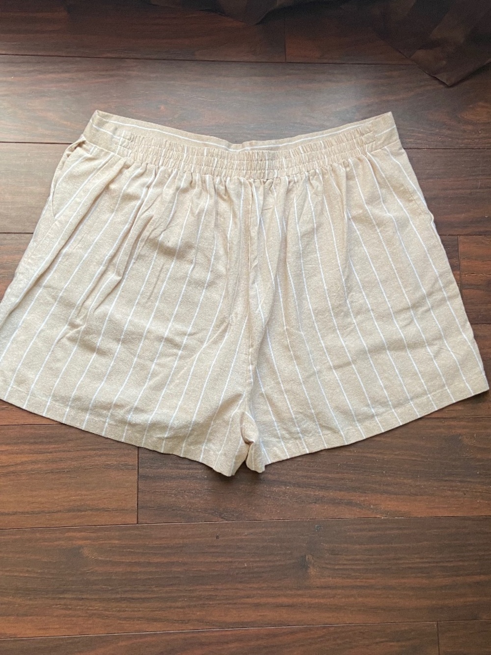 PRETTY LITTLE THING PLUS US 16 Tan White Cream Shorts W/Pockets Cotton